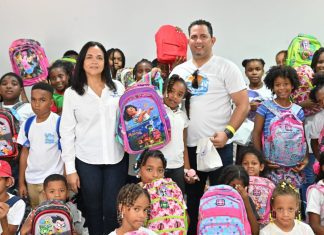 Clúster Turístico de Boca Chica entrega útiles escolares a niños del CCI Monterrey en inicio del año escolar