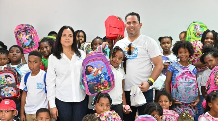 Clúster Turístico de Boca Chica entrega útiles escolares a niños del CCI Monterrey en inicio del año escolar