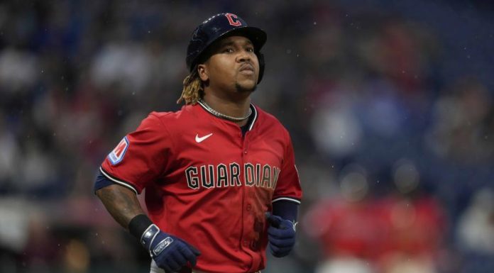 José Ramírez conecta 3 hits para ayudar a los Guardianes a acercarse al puesto de comodín