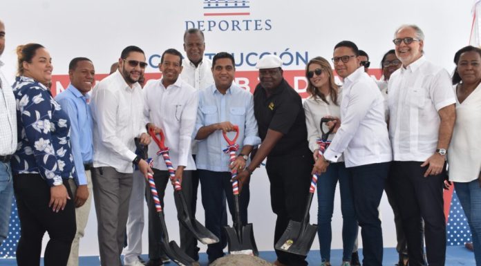 Ministro Kelvin Cruz da primer picazo para la construcción del multiusos del Club 30 de Mayo