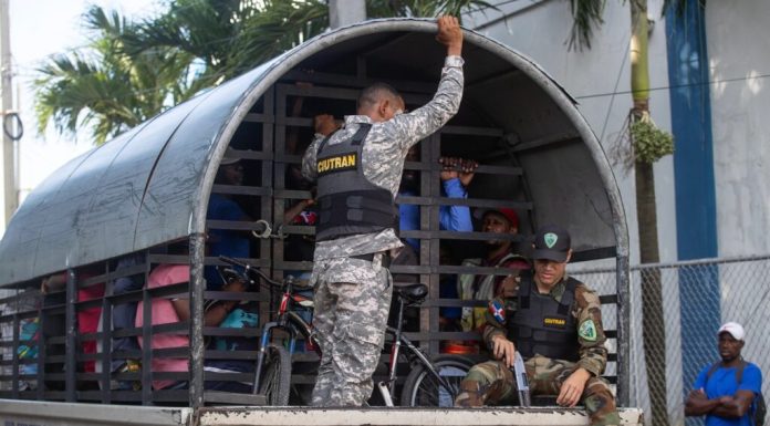 Migración deporta a mil 365 haitianos sin documentos