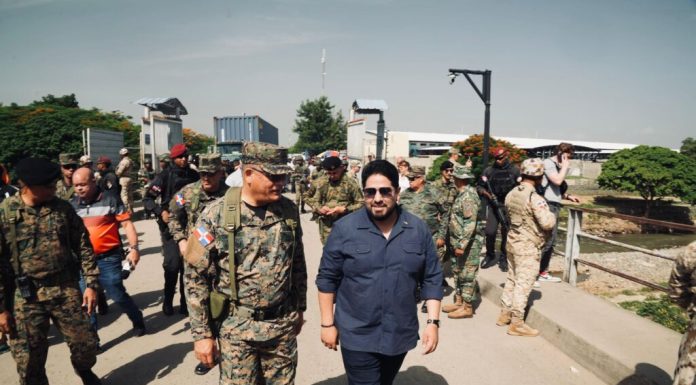 Ministro de Defensa de RD y Subsecretario de Defensa de EE.UU. recorren frontera domínico-haitiana de Manzanillo a Dajabón