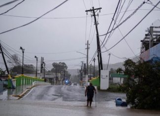 Erin deja más de 150.000 hogares sin electricidad en Puerto Rico