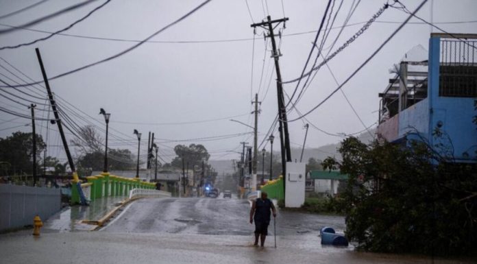 Erin deja más de 150.000 hogares sin electricidad en Puerto Rico
