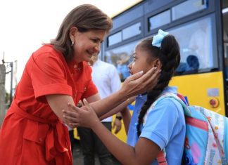 Vicepresidenta Raquel Peña abre el año escolar en Santiago; recoge un grupo de estudiantes