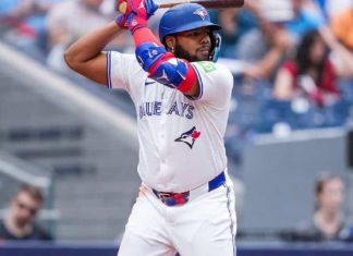 Vladimir Guerrero Jr. sale lesionado en derrota de Azulejos ante los Piratas
