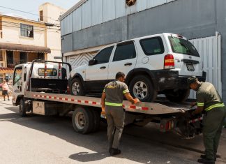 Alcaldía del DN y DIGESETT retiran chatarras y vehículos mal estacionados en Ensanche Quisqueya