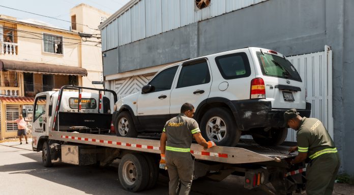 Alcaldía del DN y DIGESETT retiran chatarras y vehículos mal estacionados en Ensanche Quisqueya