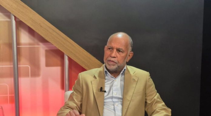 Video- Eduardo Hidalgo asegura profesores y estudiantes prefieren estar en el infierno antes que en aulas móviles