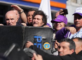 Evacuan al presidente de Argentina tras manifestantes arrojar piedras y objetos a su vehículo en un acto de campaña