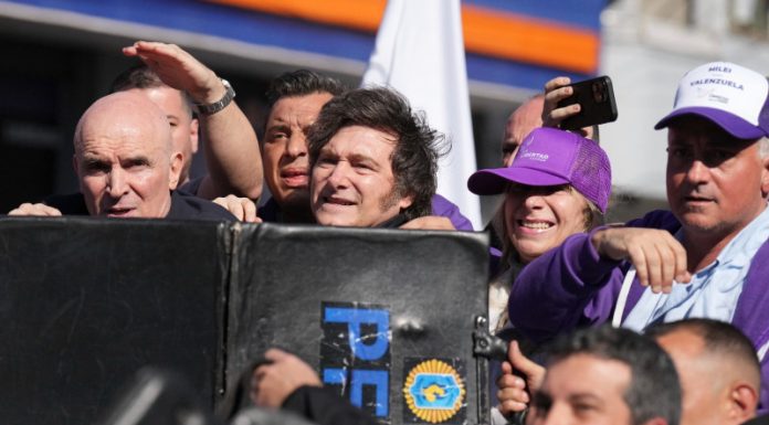 Evacuan al presidente de Argentina tras manifestantes arrojar piedras y objetos a su vehículo en un acto de campaña