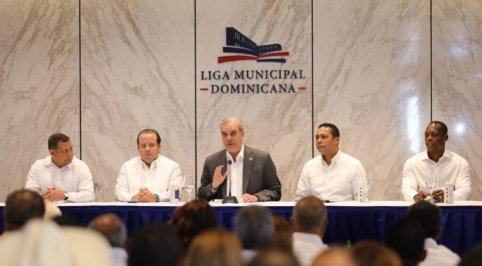 Presidente Abinader anuncia RD$4,000 millones para aceras y contenes en todo el país