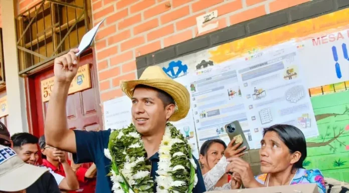 Simpatizantes de Evo Morales apedrean al candidato presidencial Andrónico Rodríguez en Bolivia