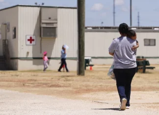 Jueza analiza la solicitud de Trump que busca eliminar la protección a niños inmigrantes