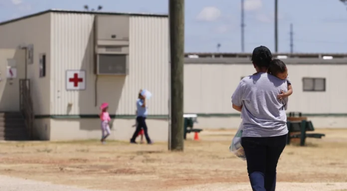 Jueza analiza la solicitud de Trump que busca eliminar la protección a niños inmigrantes