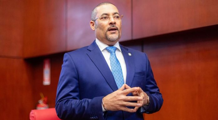 Fuerza del Pueblo elige a Eduard Espiritusanto como vocero en el Senado