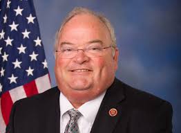 Trump cesa a director de Servicio de Impuestos tras solicitar datos de indocumentados