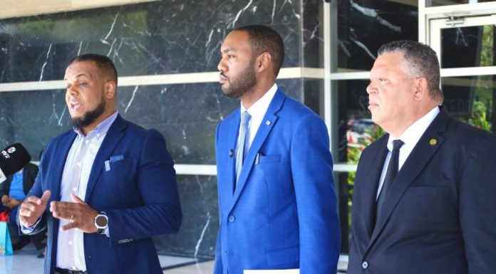 Javier Ubiera y Delvys Lanfranco interponen denuncia por «ultraje» al Himno Nacional