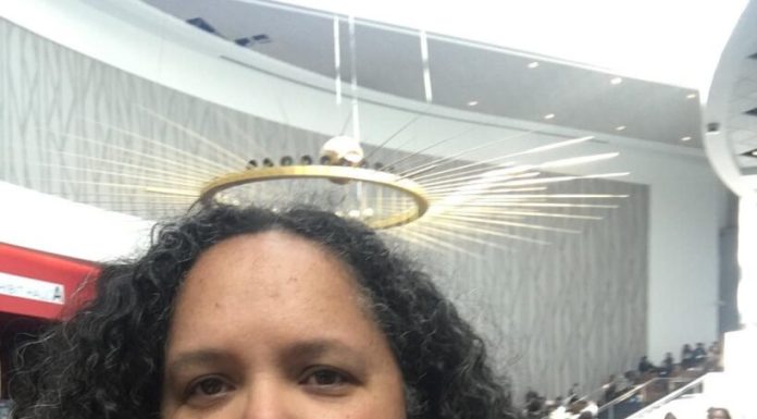 Lesbiana que ultrajó Himno Nacional aclara que su intención era exaltar los símbolos patrios