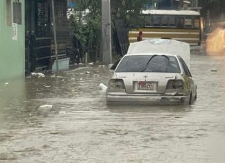 Aguaceros causan inundaciones y caos en principales avenidas de Santiago
