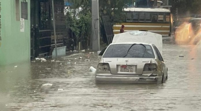 Aguaceros causan inundaciones y caos en principales avenidas de Santiago