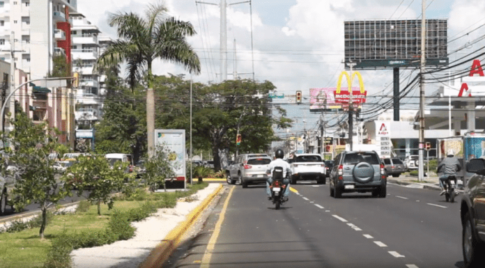 Gabinete de Transporte extiende la restricción de giros a la izquierda en la Avenida Núñez de Cáceres con John F. Kennedy