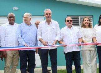 Abinader entrega 70 viviendas a familias desalojadas en el sector Kosovo de Imbert