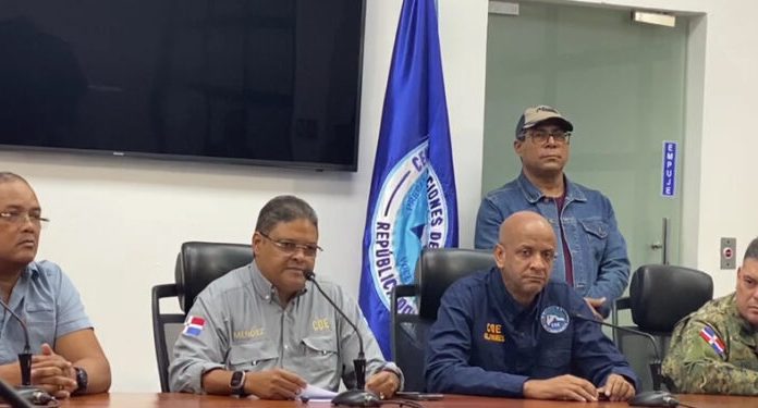 COE pone a quince provincias, incluyendo Santo Domingo, bajo alerta por efectos de vaguada y onda tropical