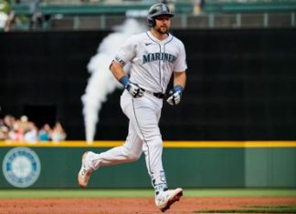 Cal Raleigh fija marca de cuadrangulares para receptores y ambidiestros en triunfo de Seattle