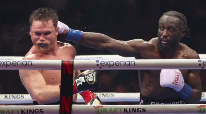 Crawford derrota al ‘Canelo’ Álvarez por voto unánime y le arrebata sus títulos mundiales
