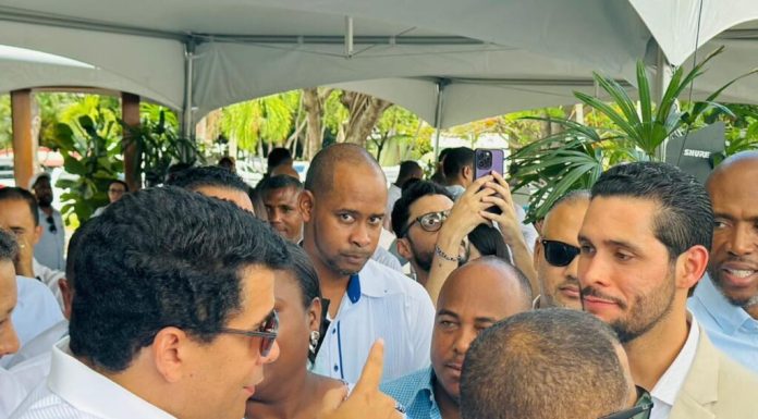 Ministro De Turismo Premia Alcalde Alexander El Hijo Del Pueblo Del Distrito Municipal La Otra Banda con un camión