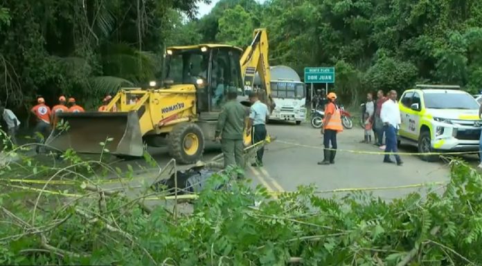 Residentes en Don Juan y Yamasá afectados tras derrumbe de puente en Monte Plata