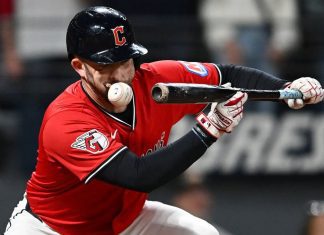 David Fry abandona el juego tras recibir un pelotazo en la cara en la victoria de Guardianes sobre Tigres