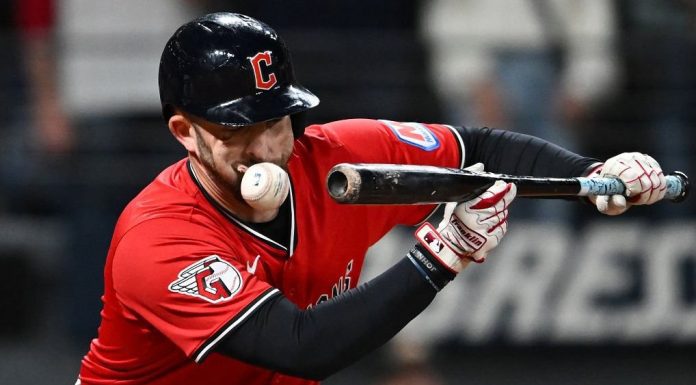 David Fry abandona el juego tras recibir un pelotazo en la cara en la victoria de Guardianes sobre Tigres