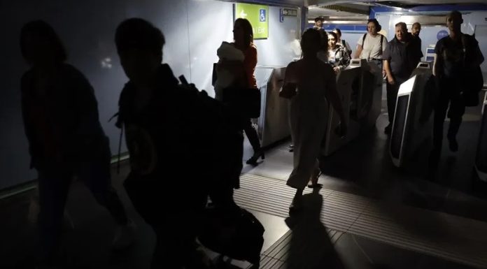 Presidente Abinader promete sistema eléctrico se estabilizará en un mes: “Los que más sufrimos somos nosotros”