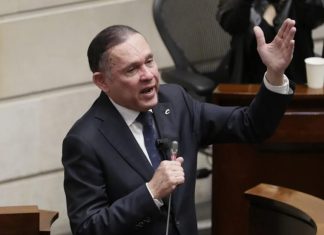 Expresidente del Senado anuncia candidatura presidencial en Colombia para 2026