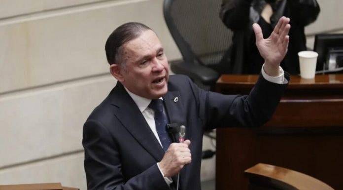 Expresidente del Senado anuncia candidatura presidencial en Colombia para 2026