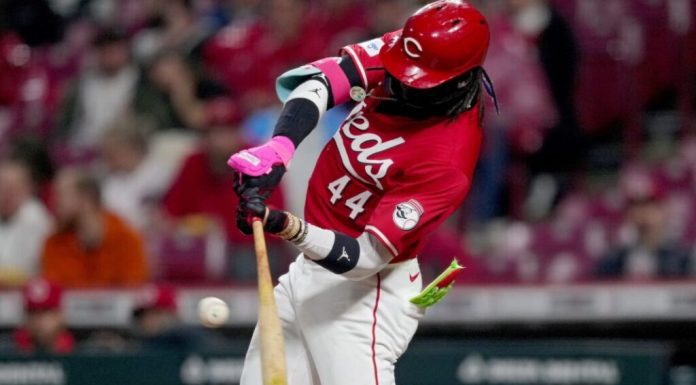 Elly De La Cruz conecta su jonrón 21, pero los Rojos caen ante Piratas en plena lucha por el comodín