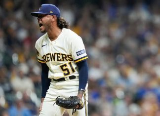 Freddy Peralta alcanza 10 ponches y guía triunfo de los Cerveceros rumbo a la postemporada