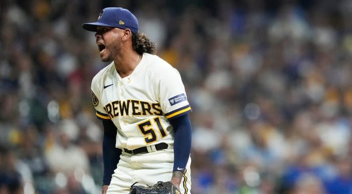 Freddy Peralta alcanza 10 ponches y guía triunfo de los Cerveceros rumbo a la postemporada