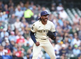 Freddy Peralta logra su tercera temporada consecutiva con 200 ponches; se une a Martínez, Marichal y Soto