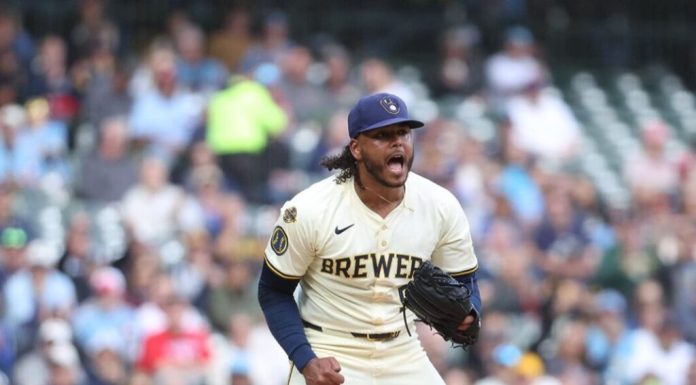 Freddy Peralta logra su tercera temporada consecutiva con 200 ponches; se une a Martínez, Marichal y Soto