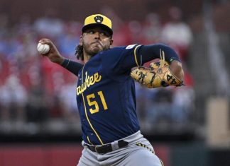 Freddy Peralta poncha a ocho pero sale sin decisión en derrota de los Cerveceros ante Filis