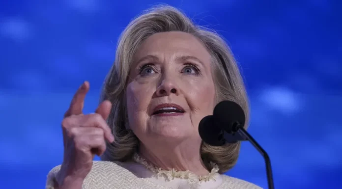 Hillary Clinton compara a Trump con Duterte por ataques en el Caribe y critica al Congreso