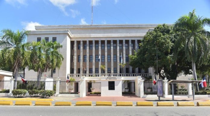 Ministro de Educación solicita acompañamiento de la Contraloría para fortalecer fiscalización de mantenimiento escolar