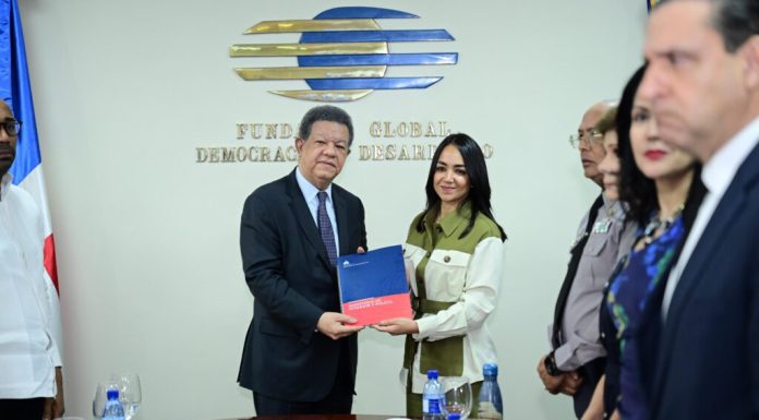 Leonel Fernández recibe en Funglode a Faride Raful y a la Comisión de Reforma Policial