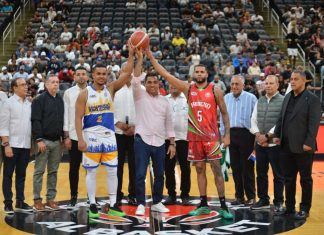 Ministro Kelvin Cruz hace saque de honor en juego Mauricio Báez vs Bameso en Prudential Center, New Jersey
