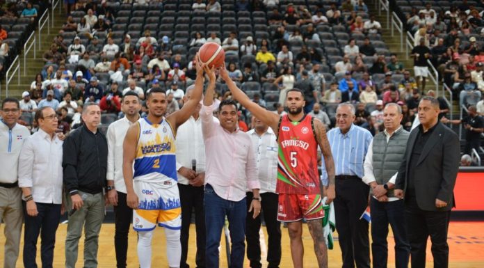 Ministro Kelvin Cruz hace saque de honor en juego Mauricio Báez vs Bameso en Prudential Center, New Jersey