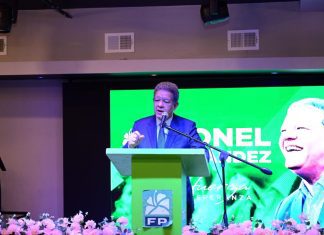 Leonel Fernández juramenta nuevos miembros en la Fuerza del Pueblo en Boston, Massachusetts