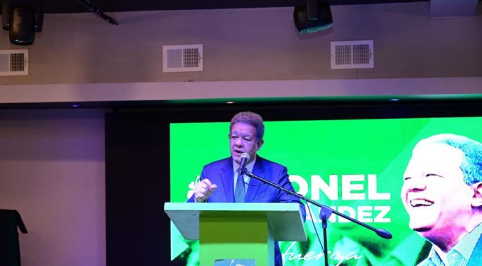 Leonel Fernández juramenta nuevos miembros en la Fuerza del Pueblo en Boston, Massachusetts